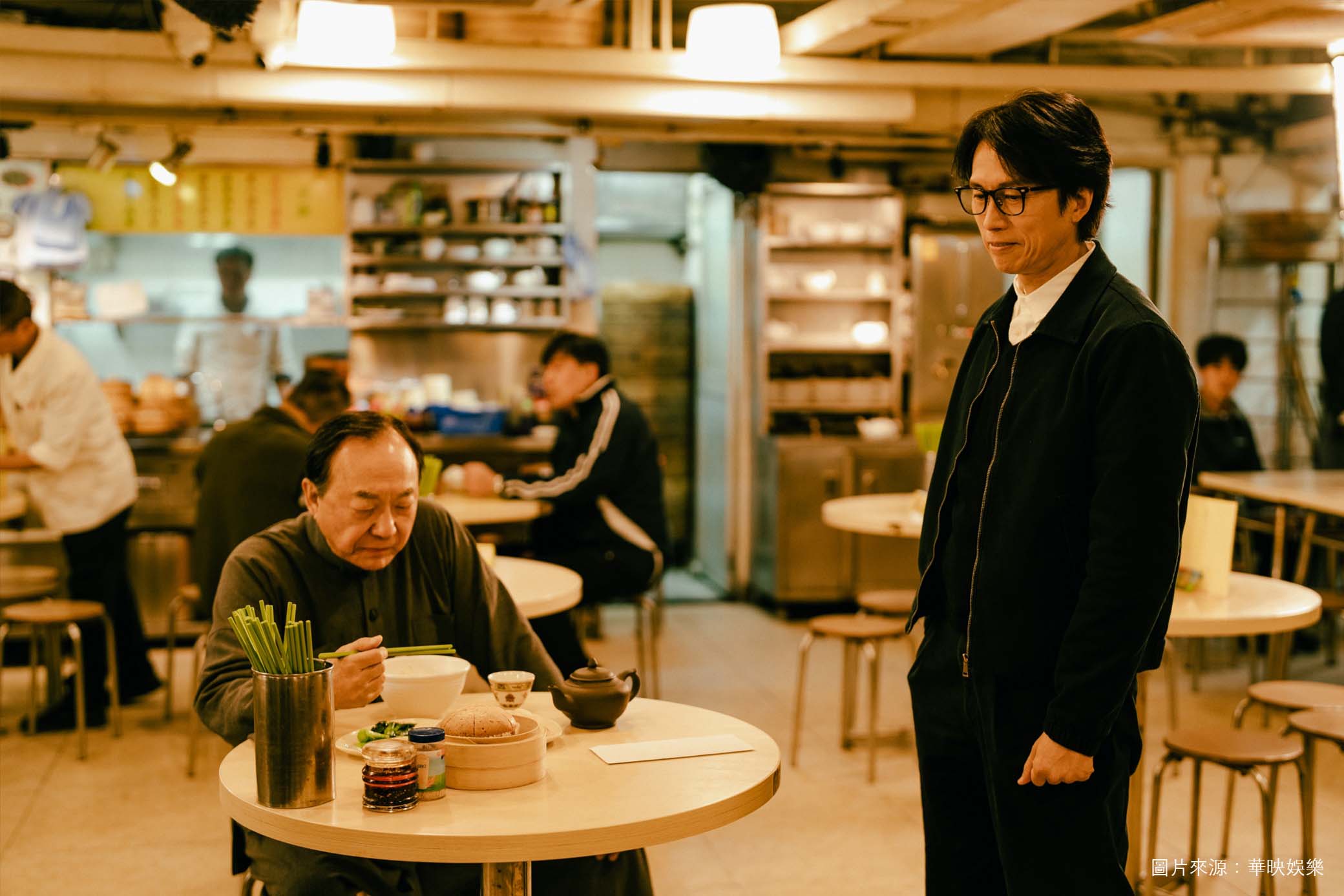 電影《破·地獄》,藉由香港獨有的殯葬儀式探討生死議題,同時破除家屬心中的地獄,為重建新生活跨出一大步 - 萬安生命 《破·地獄》由香港二代喜劇泰斗黃子華、許冠文相隔32年後的再度合作。有親情、有和解,也有面對後疫情時代的現實生活寫照。主角從婚顧師轉職殯葬業的故事,巧妙折射了時代困境,讓觀眾感受到逆境中的韌性與成長,